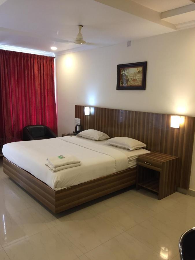 Hotel Green Park Suites มานิปาลา ภายนอก รูปภาพ