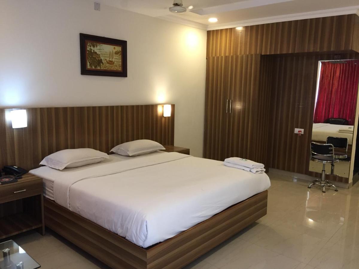 Hotel Green Park Suites มานิปาลา ภายนอก รูปภาพ